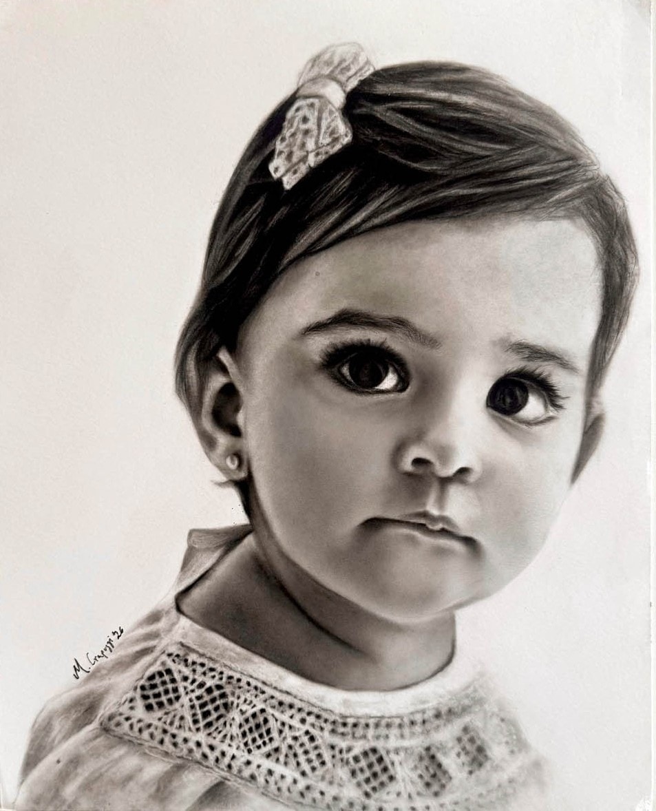 Carboncillo de una niña pequeña con un lazo de encaje en el cabello y un vestido de puntilla, de ojos grandes y expresión serena.