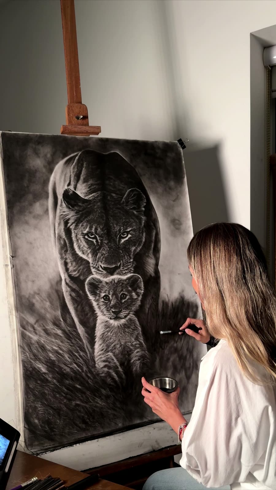 Mariela Crapuzzi trabajando la obra Bajo su Protección.