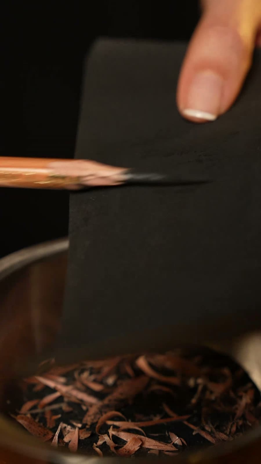 Primer plano del carboncillo y el lápiz sobre el papel.